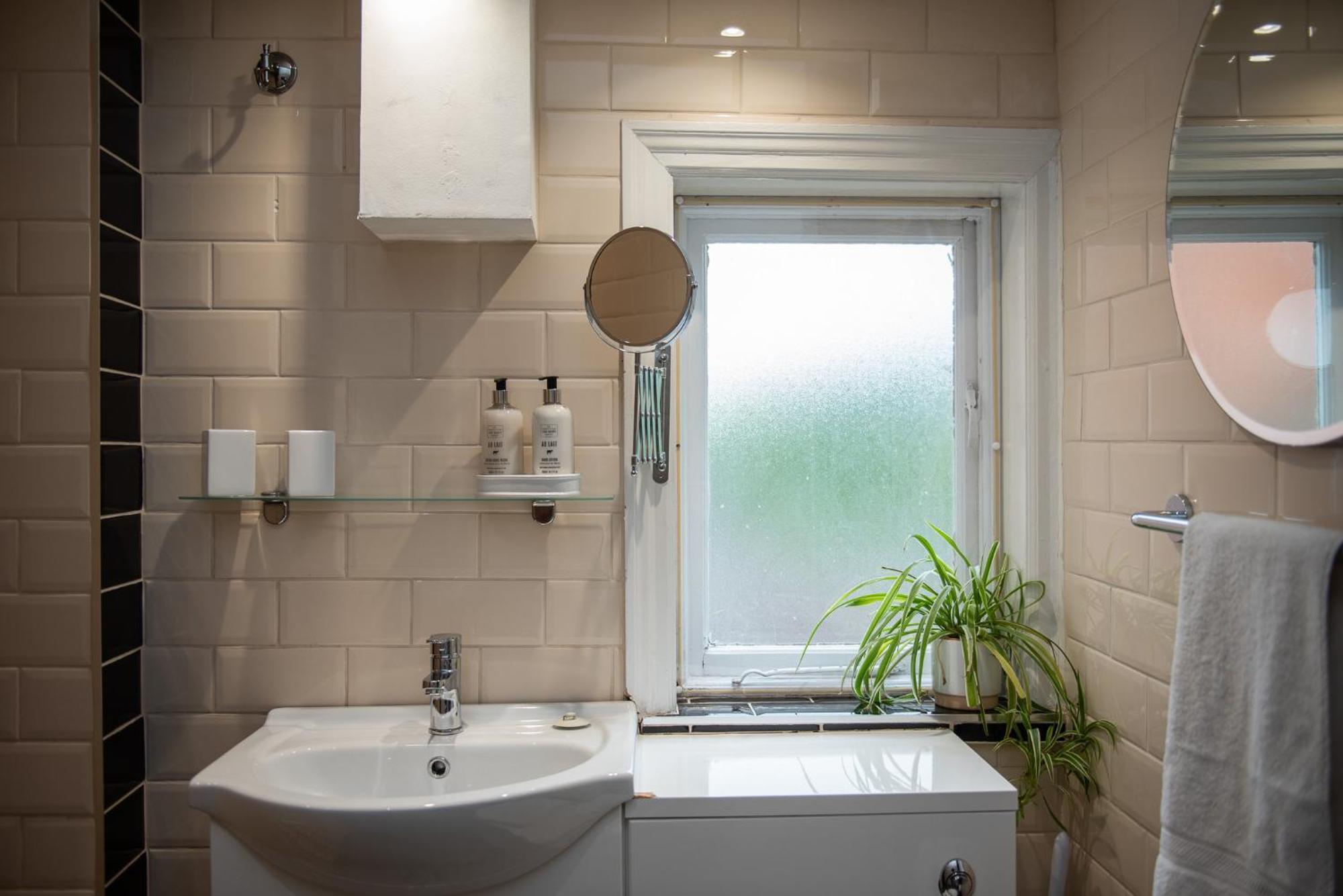 Spacious Retreat With River Views Near Peak District Matlock  Esterno foto